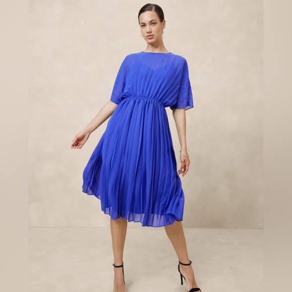 Banana Republic Factory Dresses & Skirts - NWOT Banana Republic Chiffon Pleated Midi Dress - Size XL 🧞♂️